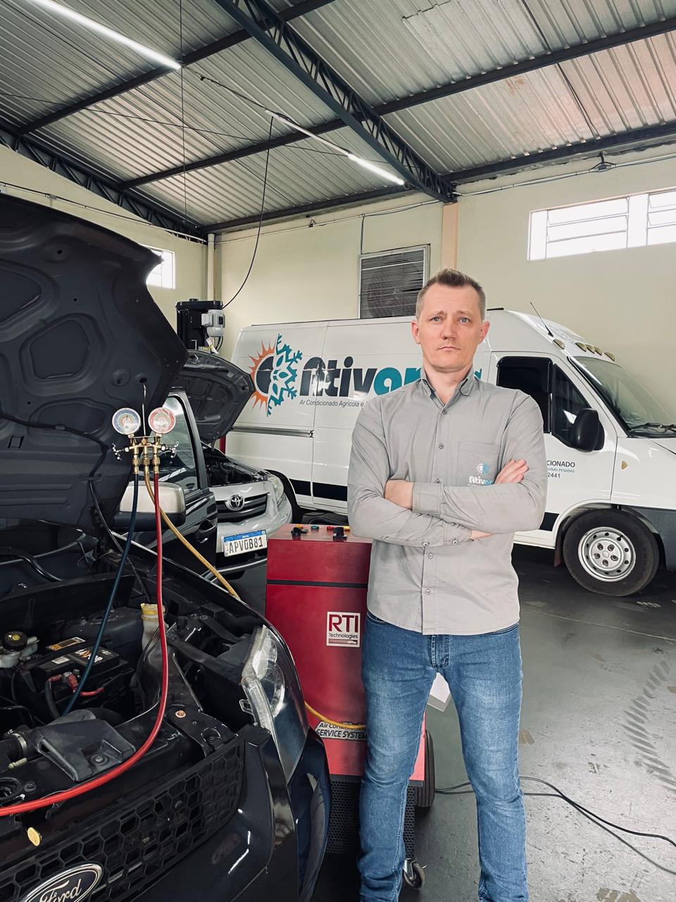 Técnico de ar-condicionado automotivo